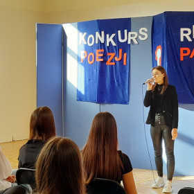 Uczestniczka recytuje utwór pt. Taki kraj