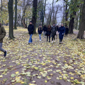 Uczniowie idą przez park na konferencję