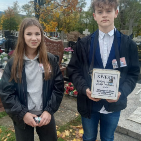 Młodzież z klasy If i Ig kwestująca na Cmentarzu Nowym w Kielcach.