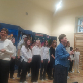 Młodzież i schola na scenie i śpiewa