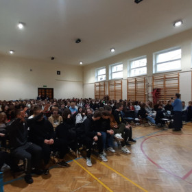 Zgromadzona młodzież śpiewa na sali