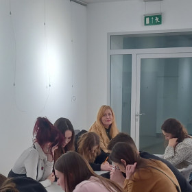 Młodzież wraz z opiekunem podczas pracy warsztatowej w OMPiO