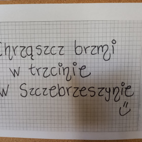 Napis Chrząszcz brzmi w trzcinie w Szczebrzeszynie.