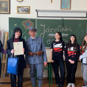 Jedna z laureatek konkursu wraz z Legionistą.