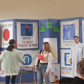Osoby w pantomimie rozstawieni na sali