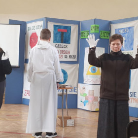 Pięć osób gra pantomimę ręce