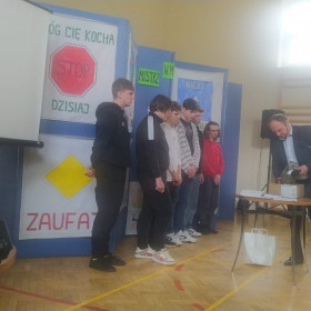 Prowadzący wsypuje żwir do wazonu