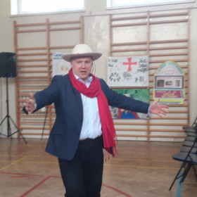 Prowadzący zaprasza uczniów do tańca