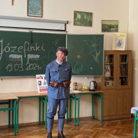 Jedna z laureatek konkursu wraz z Legionistą.
