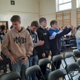 Uczniowie na sali śpiewają pieśni
