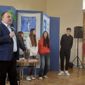 Uczniowie oraz prowadzący przy stole