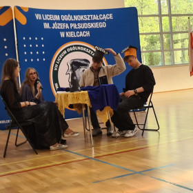 Czworo uczniów wokół stolika
