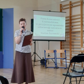 Nauczyciel wprowadza widzów w temat spektaklu.