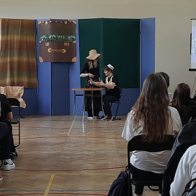 Nauczycielka tłumaczy Cezaremu Baryce.