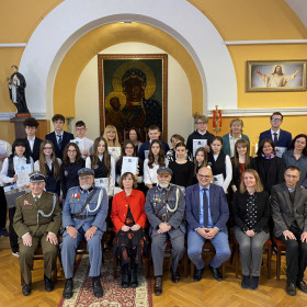 Zdjęcie grupowe po odebraniu nagród.