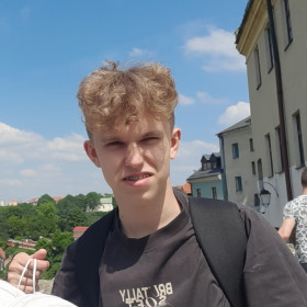 Uczeń na tle panoramy Lublina