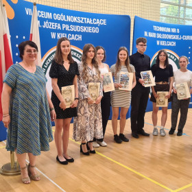 Najlepsi uczniowie odbierają nagrody 10