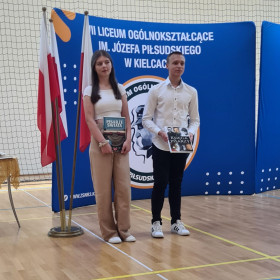 Najlepsi uczniowie odbierają nagrody 13