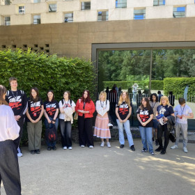 Spotkanie młodzieży z przewodnikiem przed Muzeum Józefa Piłsudskiego