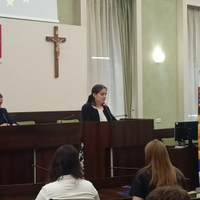 Uczennica naszego Technikum Chemicznego zabiera głos w obradach