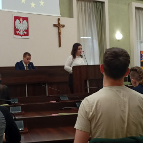 Uczennica prezentuje wnioski młodzieży do działań UE