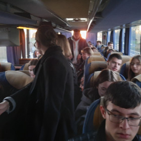 Maturzyści w autokarze w drodze powrotnej