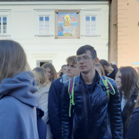Młodzi ludzie wychodzący z bazyliki