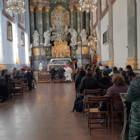 Młodzież w czasie modlitwy zawierzenia w bazylice