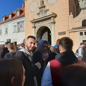 Uczniowie naszej szkoły stoją na dziedzińcu klasztornym