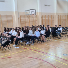 Wręczanie tarcz uczniom klas pierwszych