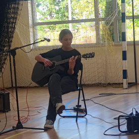 Na gitarze gra uczeń 2D