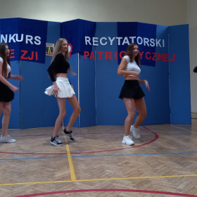Pokaz taneczny wykonany przez uczennice
