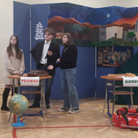 Dziewczyna z grupy Prawda czyta swój tekst