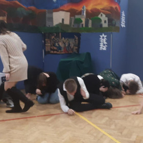 Osoby padają na scenie