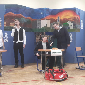 Osoby z Grupy Dobro rozmawiają na scenie