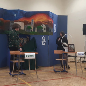 Osoby z grupy Piękno rozmawiają na scenie