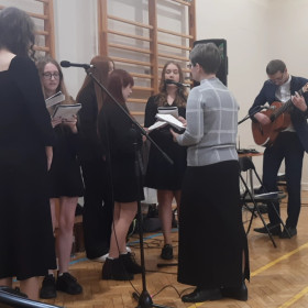 Schola śpiewa kolędę