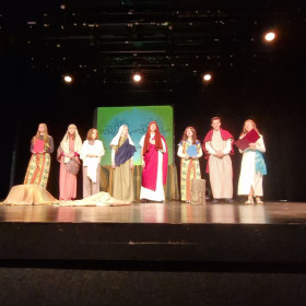 Wszyscy występujący na scenie teatralnej