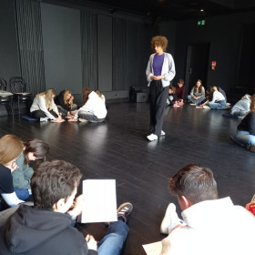 Edukatorki teatralne pomagają młodzieży podczas warsztatów
