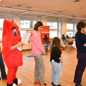 Kolejka dawców krwi do rejestracji
