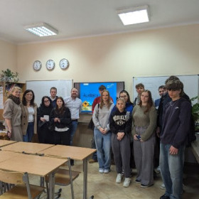 Wspólna fotografia uczniów z naszym australijskim gościem