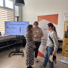 Dwie osoby rozmawiają z przedstawicielką Centrum