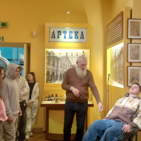 Przewodnik w muzeum opowiada