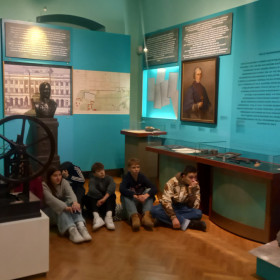 Uczniowie podziwiaj wystawę w muzeum