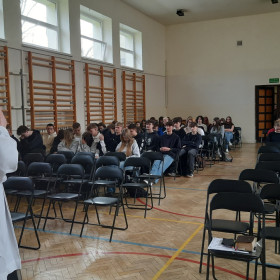 Ksiądz głosi Słowo do młodzieży