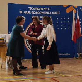 Nagrodę odbiera najlepsza uczennica Technikum nr 8