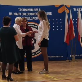 Nagrodę odbiera najlepsza uczennica VII LO