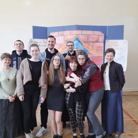 Prowadzący rekolekcje oraz schola na zdjęciu zbiorowym