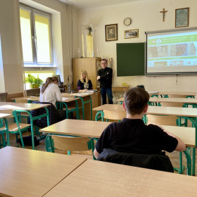Uczeń patrzy na ekran