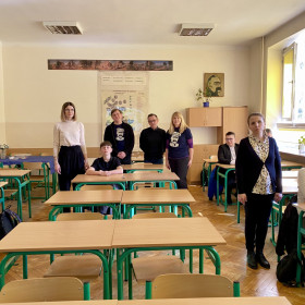 Uczniowie i nauczyciele w sali